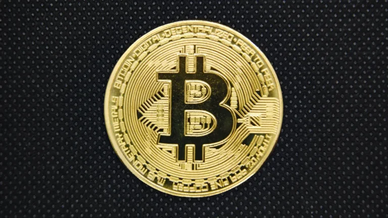 Złoty Bitcoin od BigDIAMOND – idealny prezent na święta dla miłośników kryptowalut.